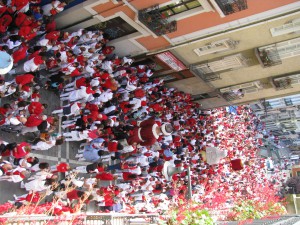 De rojo Vistas desde la pensión Escaray San Fermín  